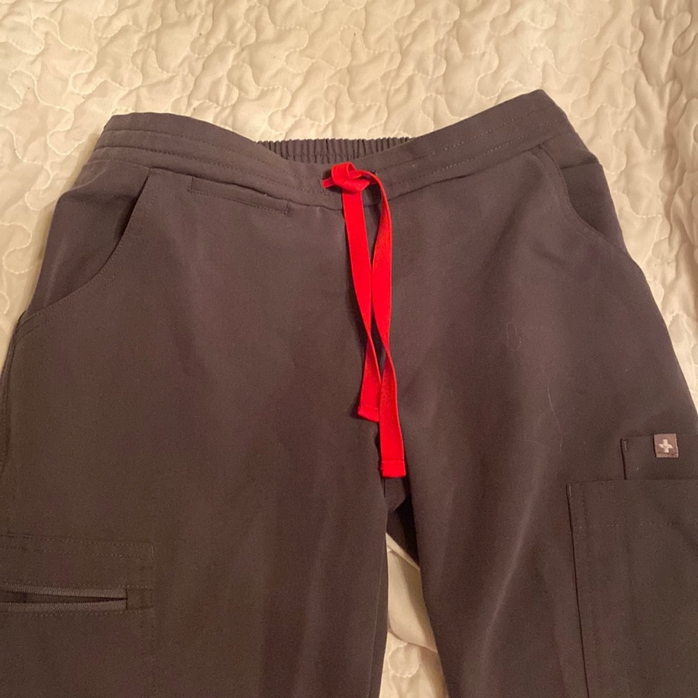 Figs Yola skinny scrub pant in charcoal XXS